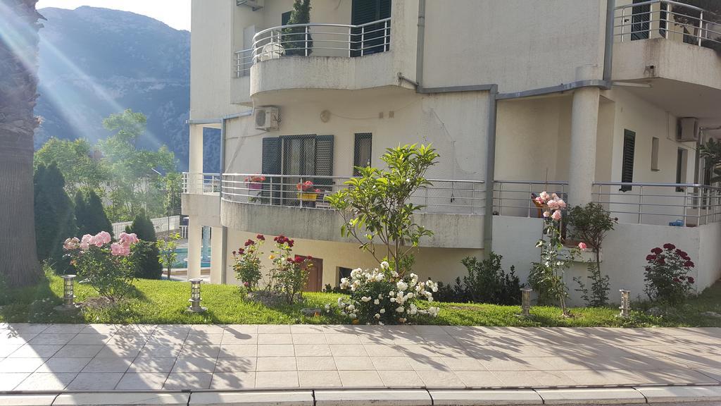 Roman Gardens Studio Apartment Рісан Екстер'єр фото