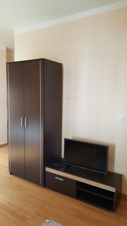Roman Gardens Studio Apartment Рісан Екстер'єр фото